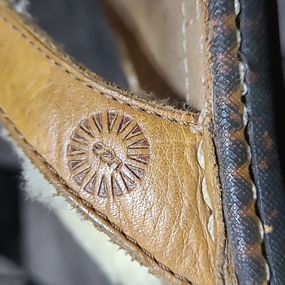 UGG LEATHER SHEEPSKIN BUTTON LOGO SANDALS - Picture 12 of 12